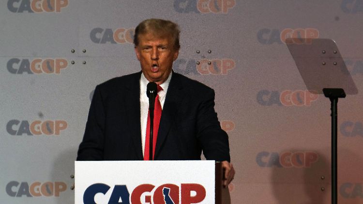 "DER GANZE FALL IST EIN BETRUG!!! Wir sehen uns vor Gericht - Montagmorgen", schrieb Trump auf "Truth Social". 