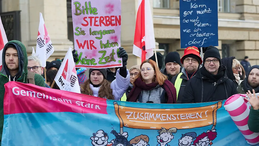 Mitarbeiter-und-Mitarbeiterinnen-des-Juedischen-Krankenhauses-Berlin-JKB-nehmen-an-einer-Demonstration-vor-dem-Abgeordnetenhaus-teil