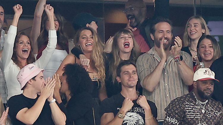 Swift kam unter anderem in Begleitung von Ryan Reynolds.