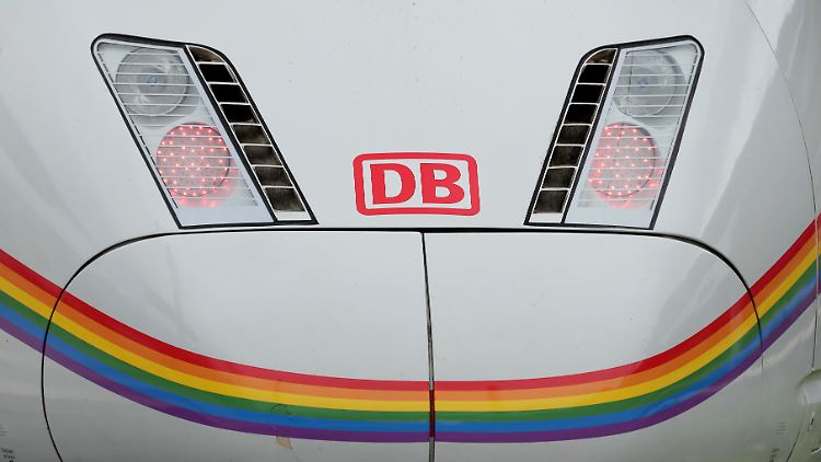 Pinkwashing? Seit 2021 fährt ein ICE in Regenbogenfarben que(e)r durch Deutschland.