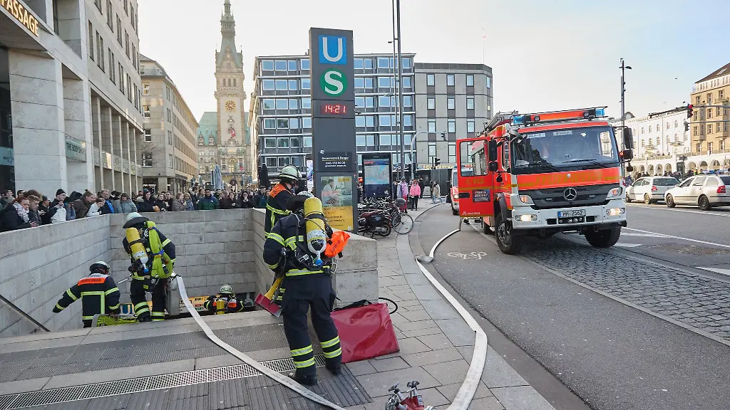 Feuerwehrleute-legen-einen-Loeschwasserschlauch-in-die-Unterfuehrung-vor-der-Europapassage-am-Jungfernstieg
