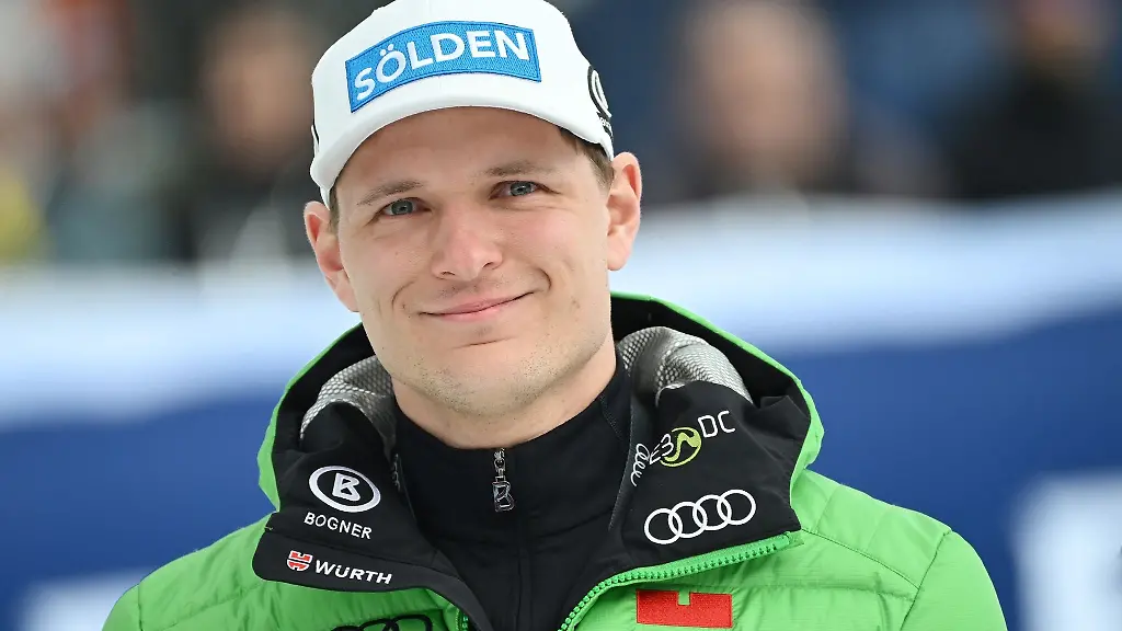 Skirennlaeufer-Thomas-Dressen-steht-bei-seiner-Verabschiedung-im-Zielraum