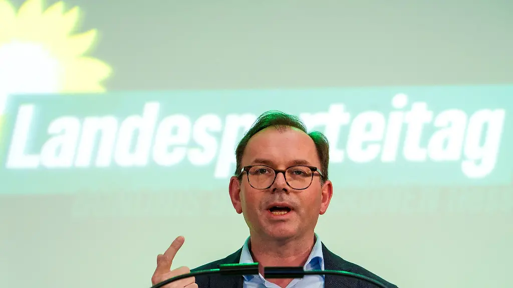 Mathias-Wagner-Buendnis90-Die-Gruenen-Fraktionsvorsitzender-seiner-Partei-in-Hessen-spricht-auf-dem-Landesparteitag