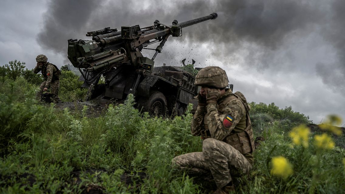 Soldaten einer ukrainischen Artilleriebrigade feuern mit einer Caesar-Haubitze auf russische Truppen.