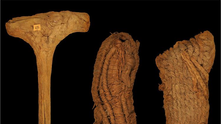 Das Foto zeigt den guterhaltenen hölzernen Streitkolben und Sohlen aus Espartogras. Beides stammt aus der Jungsteinzeit vor rund 6.200 Jahren.