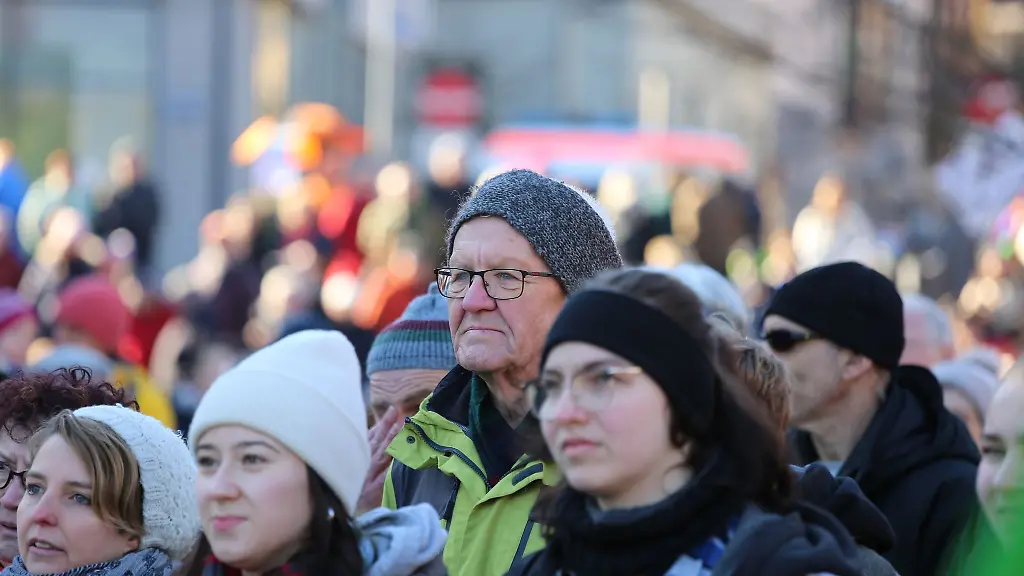 Menschen-nehmen-an-einer-Demonstration-gegen-Rechtsextremismus-teil-Der-Ministerpraesident-vooen-Baden-Wuerttemberg-Winfried-Kretschmann-Buendnis-90-Die-Gruenen-M-nimmt-an-der-Demonstration-teil