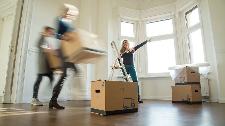Ein größeres Büro: Dur einen Umzug können sich die Arbeitsbedingungen im Homeoffice deutlich verbessern.