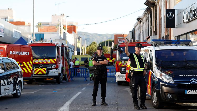 Der Feuerwehr gelang es erst nach Stunden, den Brand in der Diskothek zu löschen.