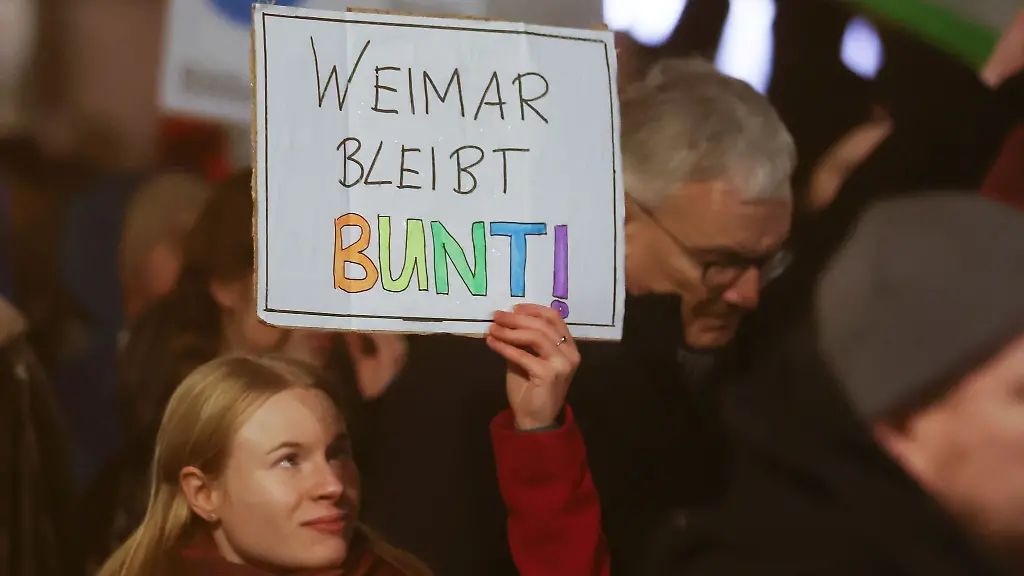 Weimar-bleibt-bunt-steht-auf-einem-Plakat-einer-Teilnehmerin-einer-Demonstration-gegen-Rechtsextremismus-auf-dem-Versammlungsplatz