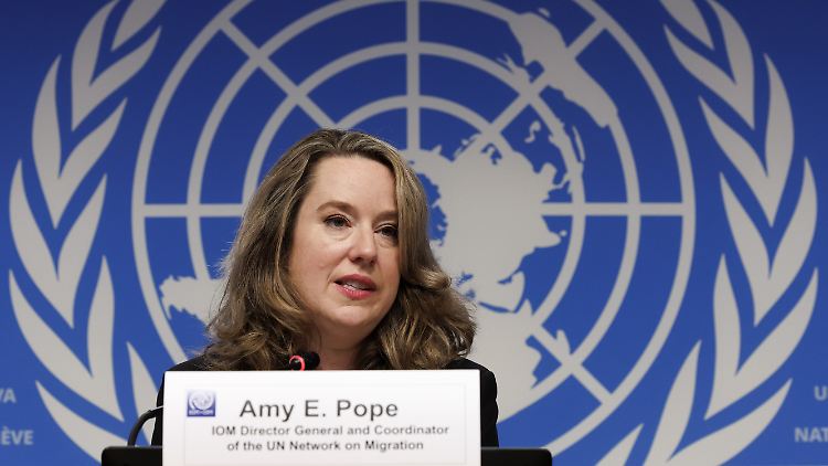 Die neue Direktorin der IOM bei einer Pressekonferenz der Vereinten Nationen in Genf. 