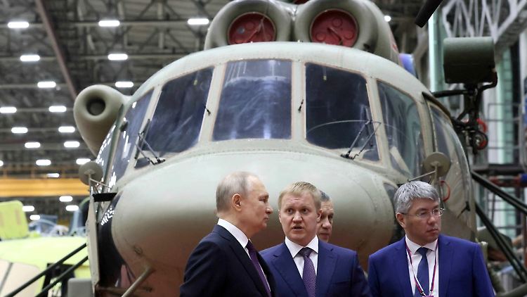 Im März hat Wladimir Putin eine Hubschrauberfabrik besucht.