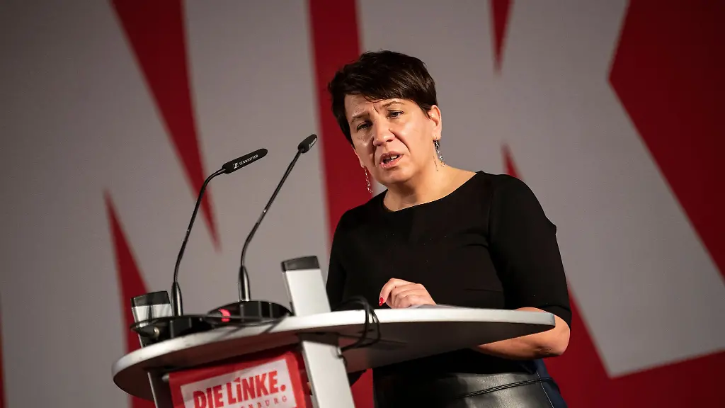 Katharina-Slanina-neue-und-alte-Landesvorsitzende-der-Brandenburger-Linken-redet-auf-dem-Brandenburger-Landesparteitag