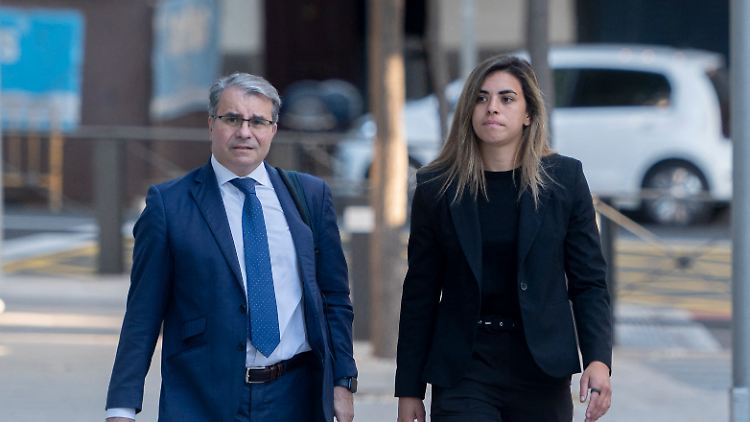 Die Fußball-Weltmeisterin Maria "Misa" Rodríguez und ihr Anwalt auf dem Weg in das Gebäude des Nationalen Gerichtshof von Spanien in Madrid.