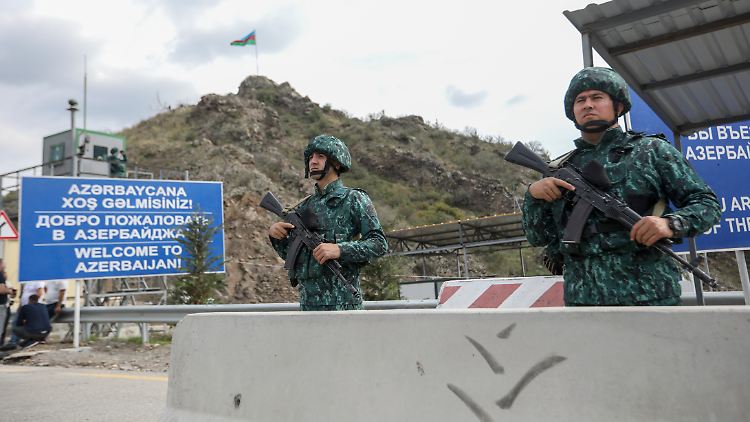 Aserbaidschanische Streitkräfte bewachen einen Kontrollpunkt in Grenznähe zu Armenien. 