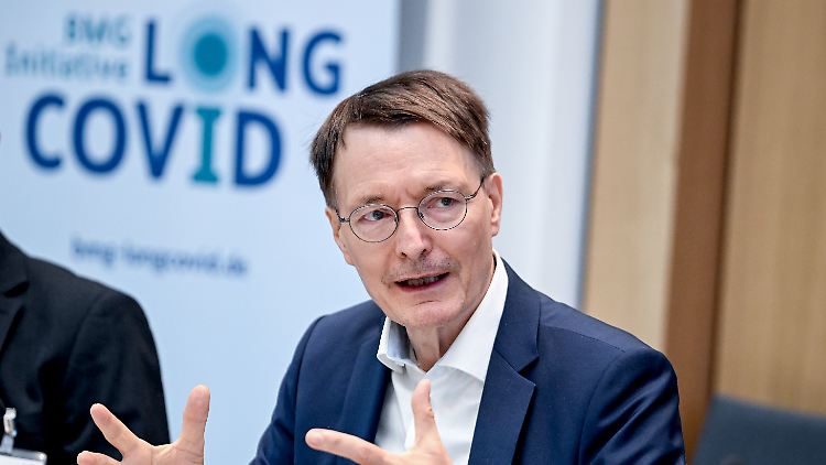Der Bundesgesundheitsminister Lauterbach bei einem Runden Tisch zum Thema Long Covid.