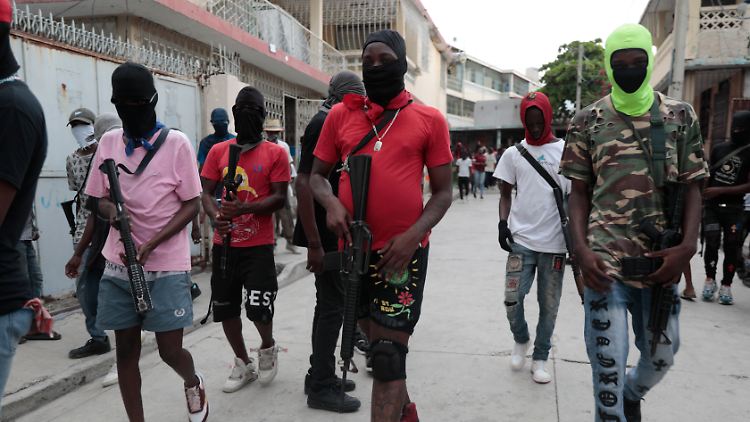Mitglieder der haitianischen Gang "G9 and Family".