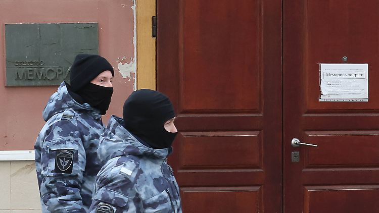 Beamte der OMON-Sondereinheit der Polizei stehen vor dem Moskauer Büro des Memorial-Menschenrechtszentrums, das 2022 zum "ausländischen Agenten" in Russland erklärt wurde.