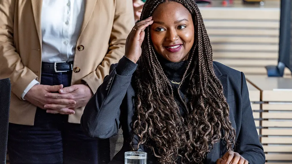 Aminata-Toure-Buendnis90-DieGruenen-Ministerin-fuer-Soziales-sitzt-auf-ihrem-Platz-im-Landtag