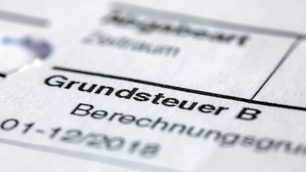 Ein-Abgabenbescheid-fuer-die-Entrichtung-der-Grundsteuer-liegt-auf-einem-Schreibtisch
