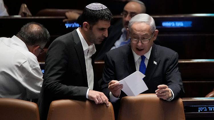 Der israelische Premierminister Netanjahu (r.) diskutiert im Juli während einer Sitzung der Knesset mit Kommunikationsminister Karhi. 