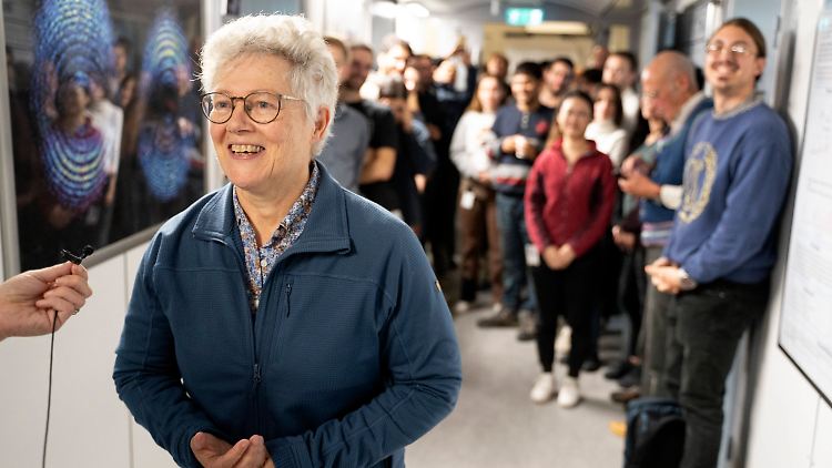 Die Studenten freuen sich gemeinsam mit ihrer Professorin Anne L'Huillier über den Physik-Nobelpreis.