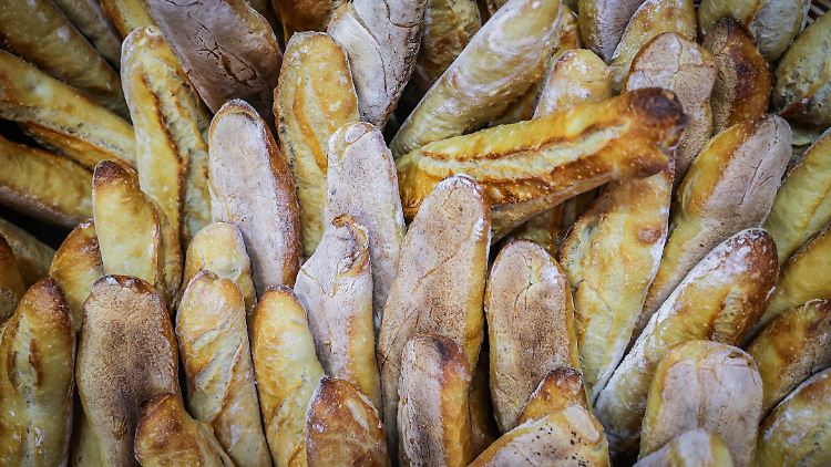 Konkret wird der Salzgehalt pro 100 Gramm Baguette und anderen hellen Brotsorten von 1,5 auf 1,4 Gramm reduziert.