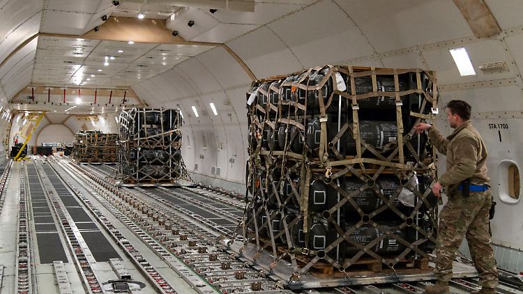 Die USA haben der Ukraine Militärhilfen im Wert von mehr als 43 Milliarden Dollar (rund 41 Milliarden Euro) geliefert oder zugesagt.