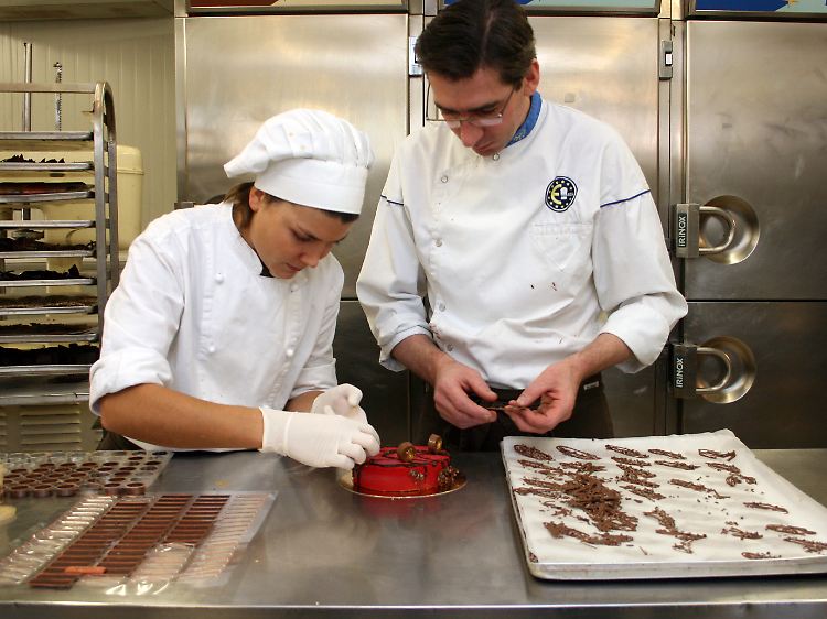 Auf Geschmacksexpedition: In Florenville stellt Meister-Chocolatier Edouard Bechoux Pralinenkreationen zum Beispiel mit Gewürzen her.