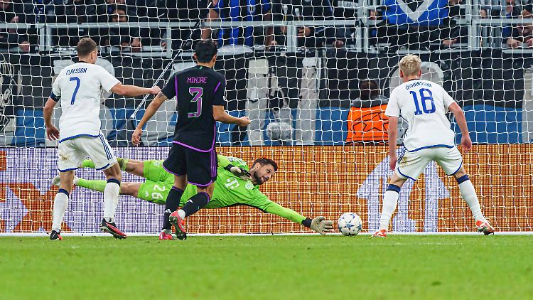 Sven Ulreich übt sich als Gigant.