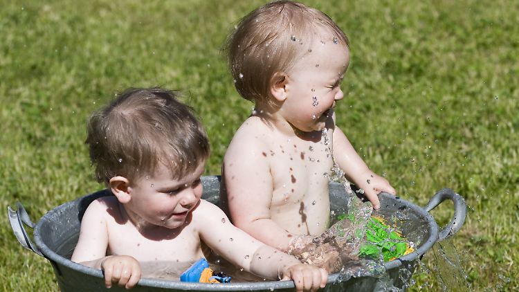 Egal, wie jung die Haut ist: Die Finger schrumpeln trotzdem, wenn die Finger zu lange im Wasser sind.