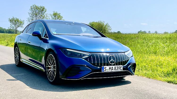 Auch die Front der AMG-Variante sticht nicht sonderlich hervor gegenüber jener der Basis. Stattdessen besticht die schnellste EQE-Variante durch ausgeprägte Dezenz.