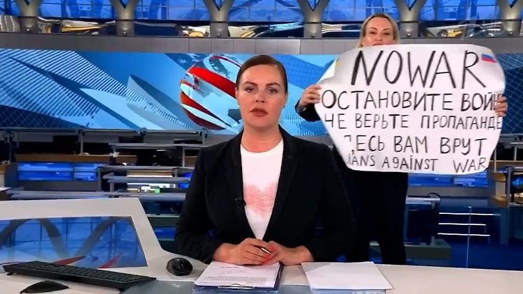Owsjannikowa hielt im Live-TV ein Schild mit der Aufschrift "Stoppt den Krieg. Glaubt der Propaganda nicht. Hier werdet ihr belogen" hoch.