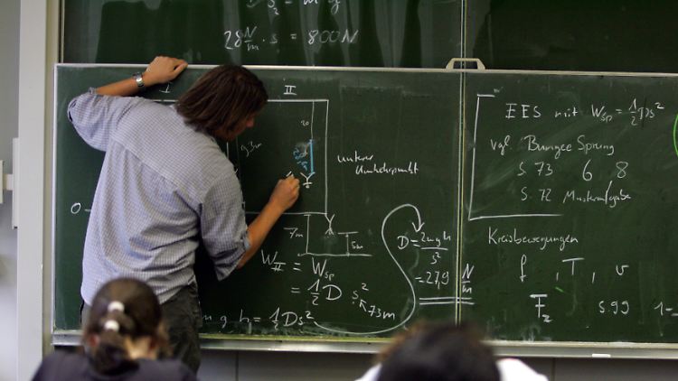 Über die vergangenen zehn Jahre sank die Zahl der Lehramtsabsolventen mit Master oder dem ersten Staatsexamen deutlich.
