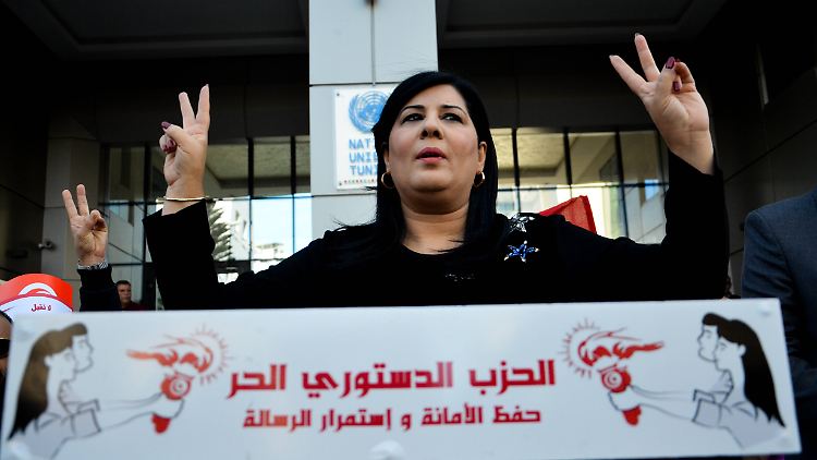 An Heiligabend 2022 nimmt die Vorsitzende der Freien Verfassungspartei Moussi an einer Demonstration in Tunis teil.