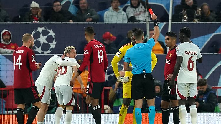 Manchester United hat auch Casemiro (2.v.r.), den ehemaligen Star von Real Madrid, auf das eigene Niveau heruntergezogen.