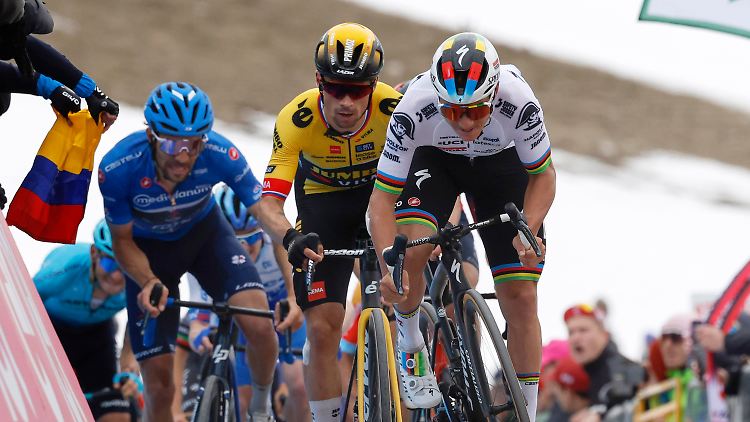Remco Evenepoel (r.) und Primoz Roglic (m.) beim diesjährigen Giro.