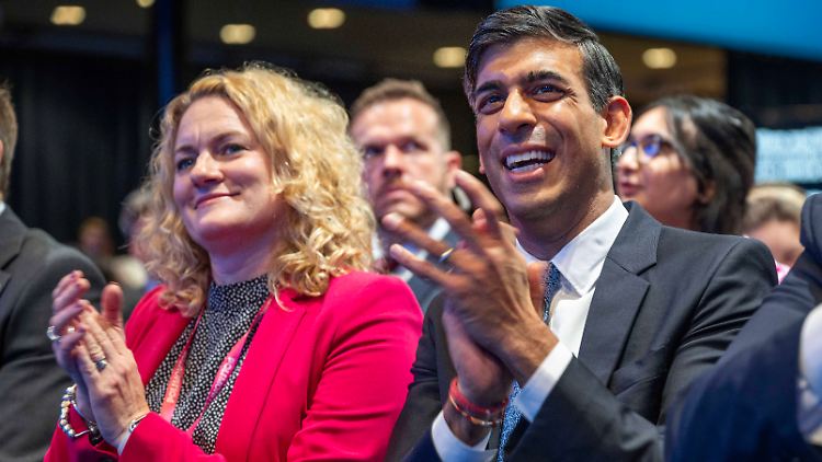 Auch wenn Sunak auf dem Parteitag in Manchester unbeirrt in die Kameras lächelt – die Umfragen sehen schlecht für die Tories aus.