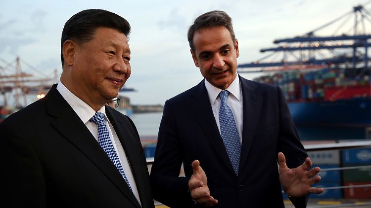 Chinas Präsident Xi Jinping besucht mit Griechenlands Premierminister Kyriakos Mitsotakis (re.) im November 2019 das Cosco-Terminal im Hafen von Piräus.