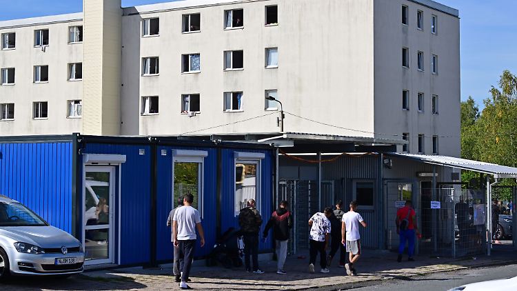 In der Erstaufnahme in Suhl waren laut Landesverwaltungsamt am Dienstag noch etwa 1550 Menschen untergebracht.
