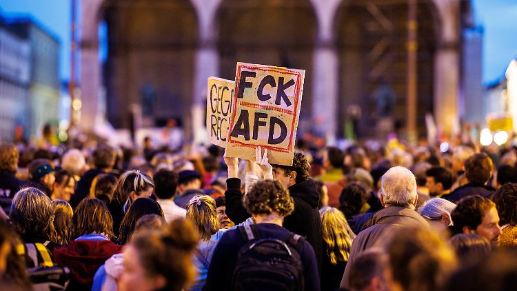 Die Demonstration fand unter dem Motto "Zammreissen! Bayern gegen Rechts" statt.