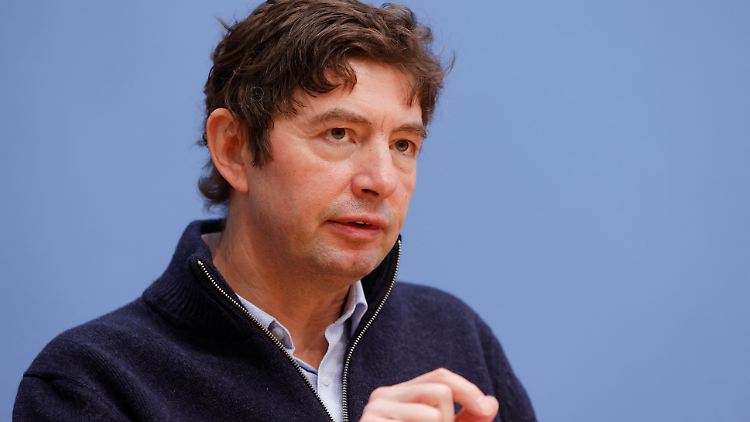Will keine Maske mehr zum Selbstschutz in Bus und Bahn tragen: Christian Drosten.