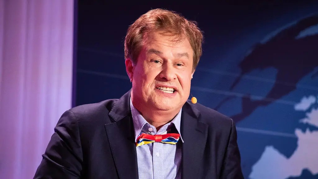 Lars-Reichow-steht-mit-dem-Fastnachtsjournal-auf-der-Buehne