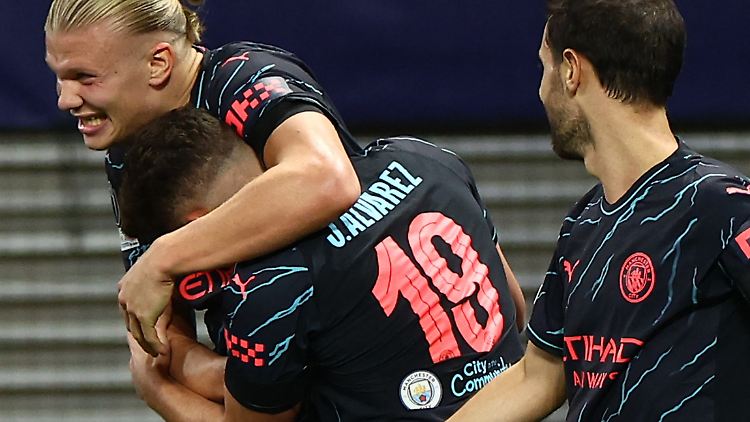 Erling Haaland feiert Matchwinner Julian Alvarez.