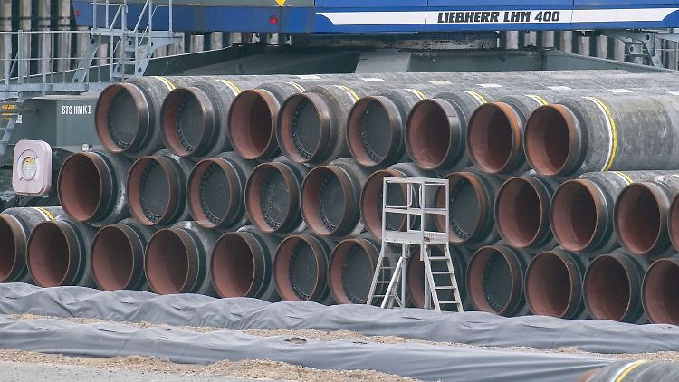 Nicht verbaute Rohre für die Ostsee-Gaspipeline Nord Stream 2 liegen auf dem Hafengelände von Sassnitz.
