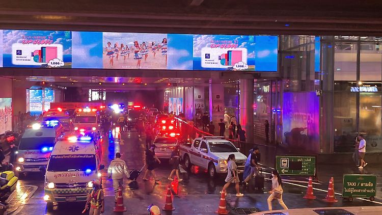 Hunderte Menschen rannten panisch aus dem Bangkoker Einkaufszentrum Siam Paragon, als Schüsse fielen. 