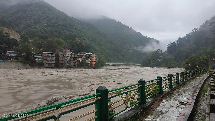 Bei der Sturzflut im Norden Indiens fluten Wassermassen die Straßen. 