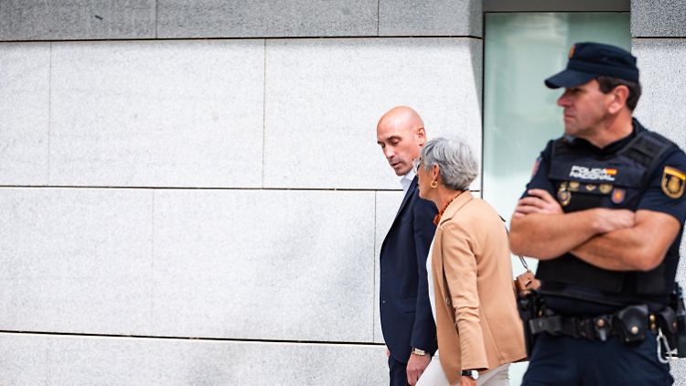 Rubiales im Gespräch mit seiner Anwältin.