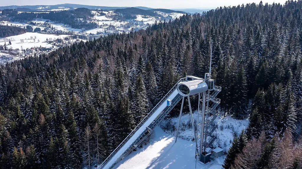 Blick-auf-die-Skisprungschanze-der-Vogtlandarena
