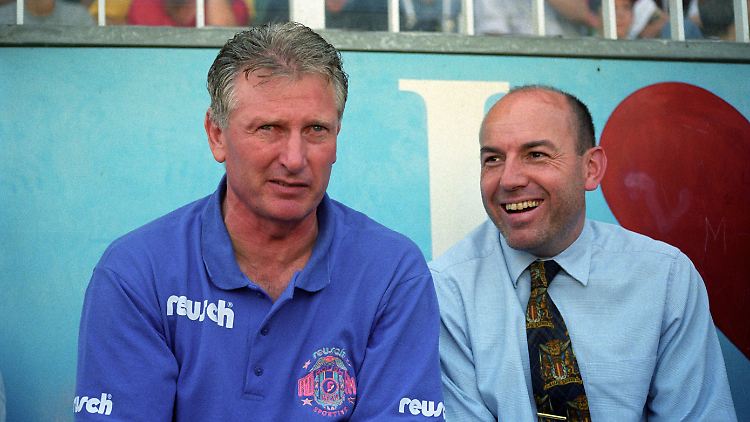 Uwe Klimaschefski (links) und Homburgs Präsident Manfred Ommer in 1990er Jahren.