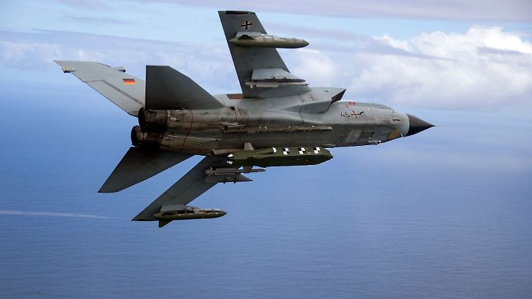 Die Aufnahme der Bundeswehr zeigt einen Kampfjet Tornado IDS ASSTA 3.0, bestückt mit dem Lenkflugkörper Taurus.